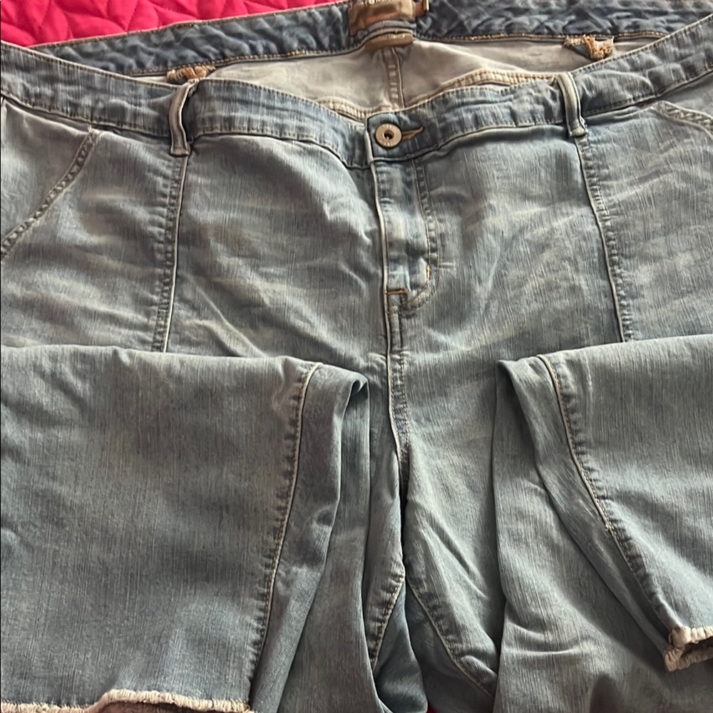 Torrid Light Blue Denim Cropped Jeans size 28 plus.